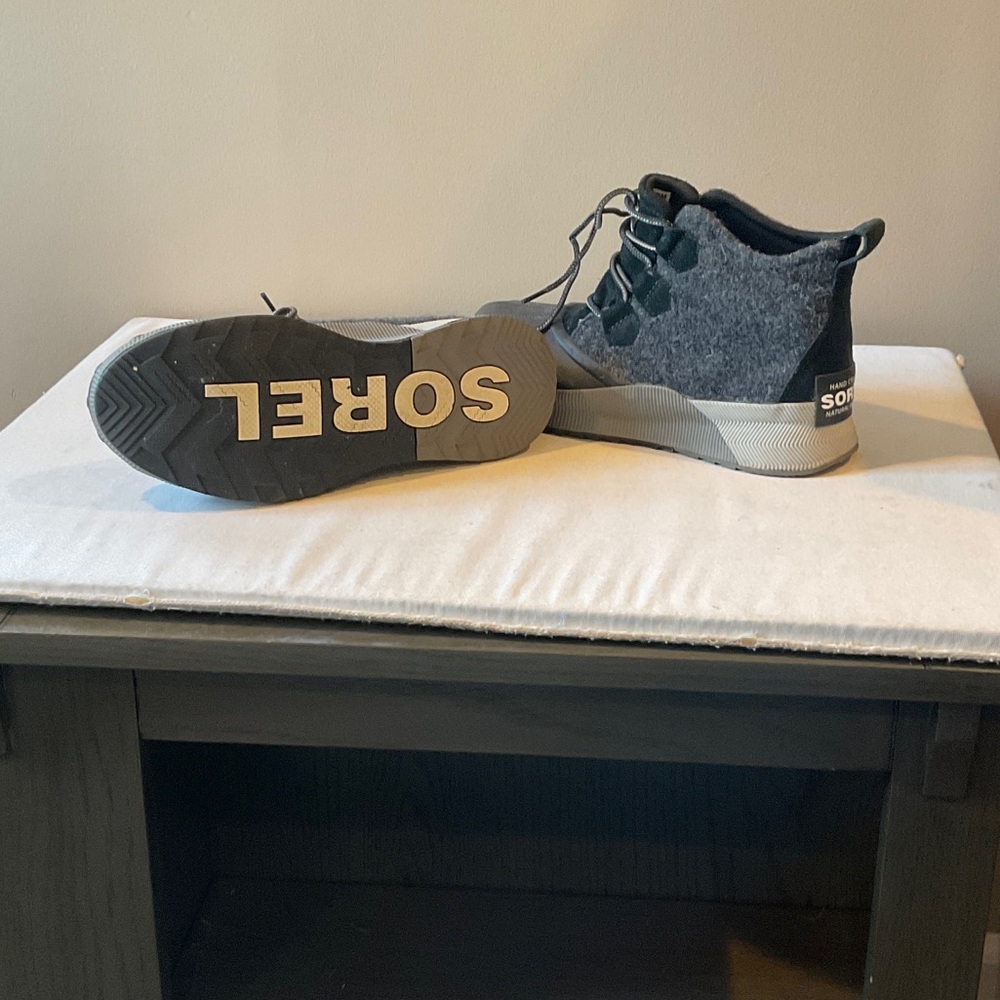 Sorel womans' Black and Gray Boots